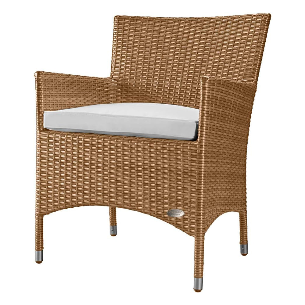 Naturfarbener Rattanstuhl mit Armlehnen und weißem Sitzkissen aus wetterfestem Kunststoffgeflecht.