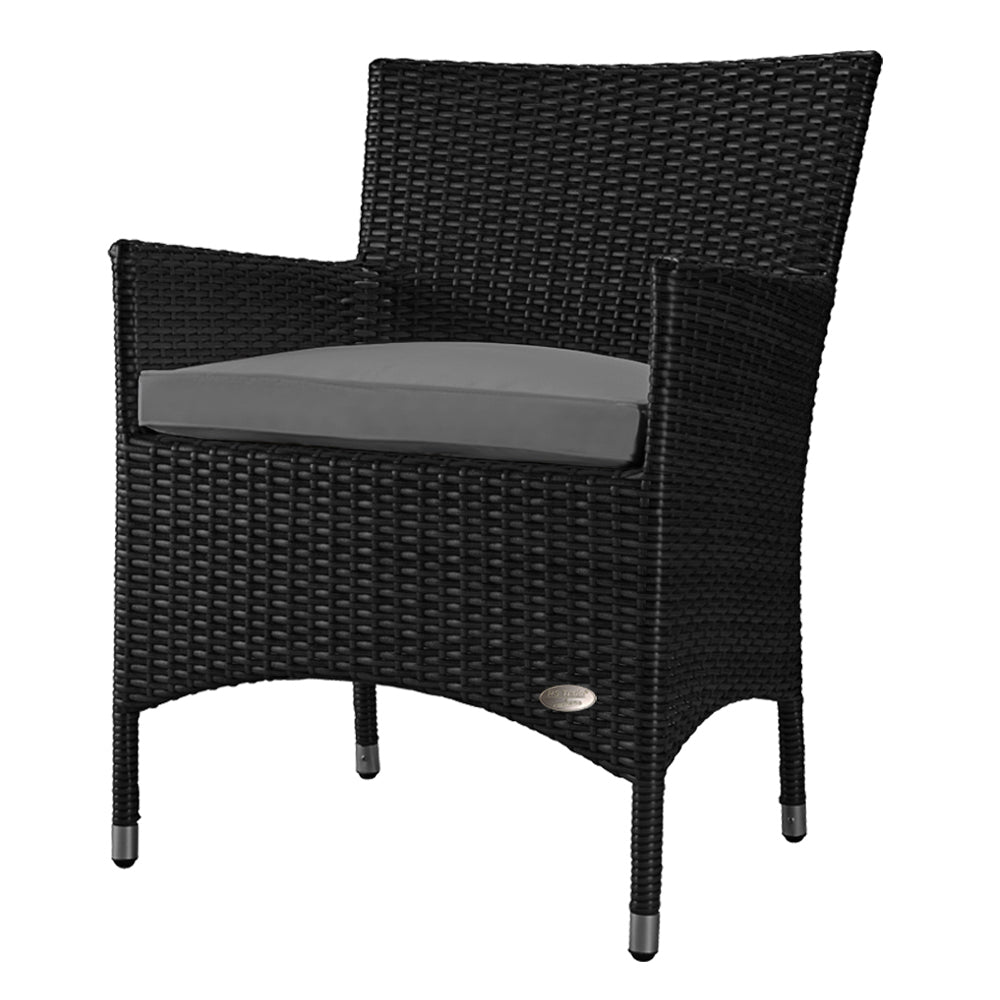Schwarzer Rattanstuhl mit Armlehnen und grauem Sitzkissen aus wetterfestem, handgeflochtenem Geflecht.