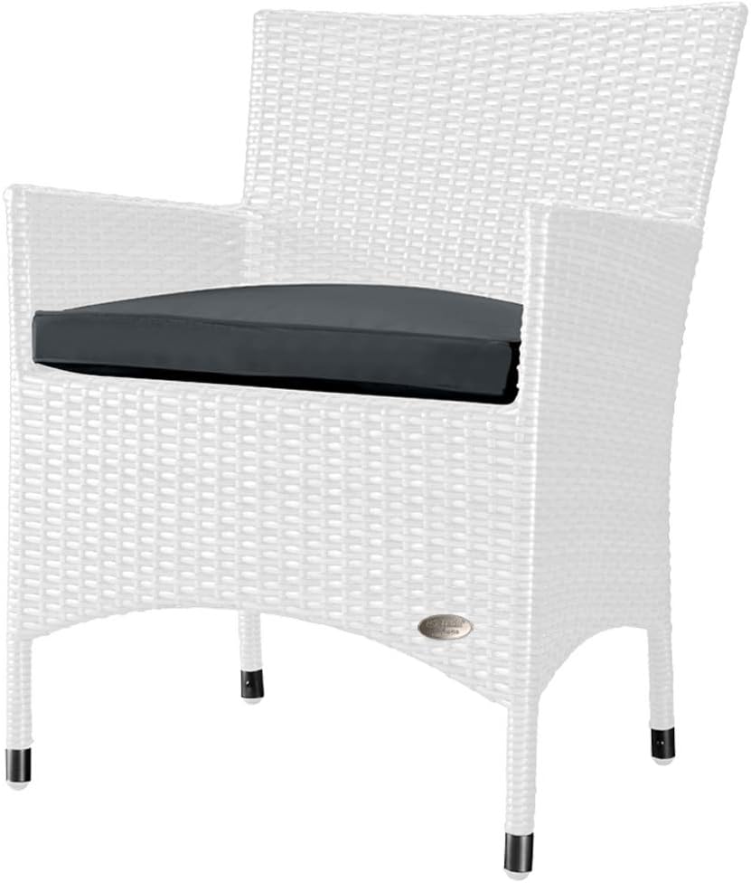 Moderner Gartenstuhl aus weißem Rattan mit dunkelgrauem Sitzkissen und eleganten, schlanken Beinen.