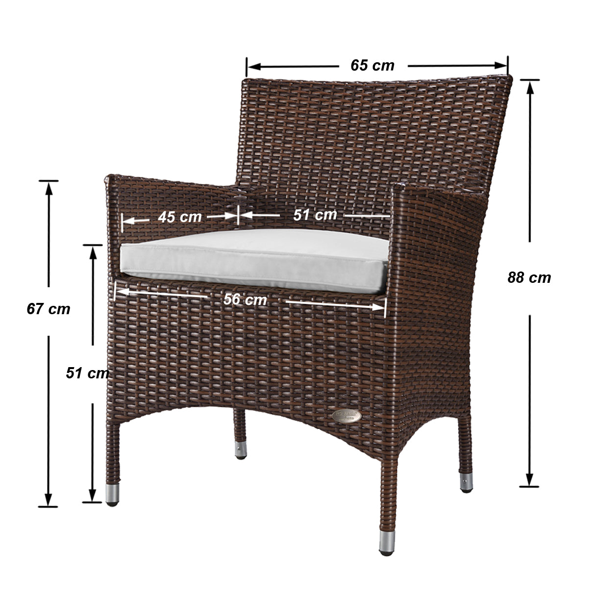 Brauner Rattanstuhl mit weißem Sitzkissen, abgebildet mit präzisen Maßangaben in Zentimetern.