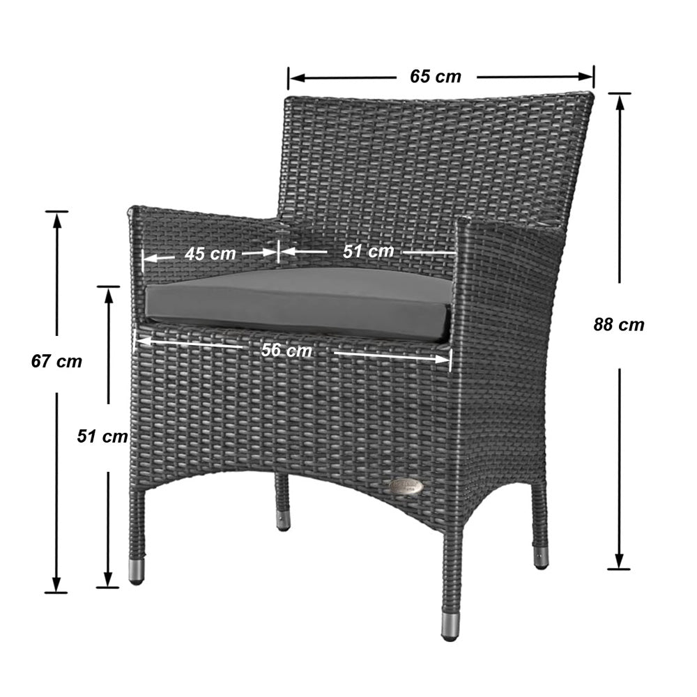 Grauer Rattanstuhl mit grauem Sitzkissen, dargestellt mit Maßangaben zu Höhe, Breite und Sitzfläche.