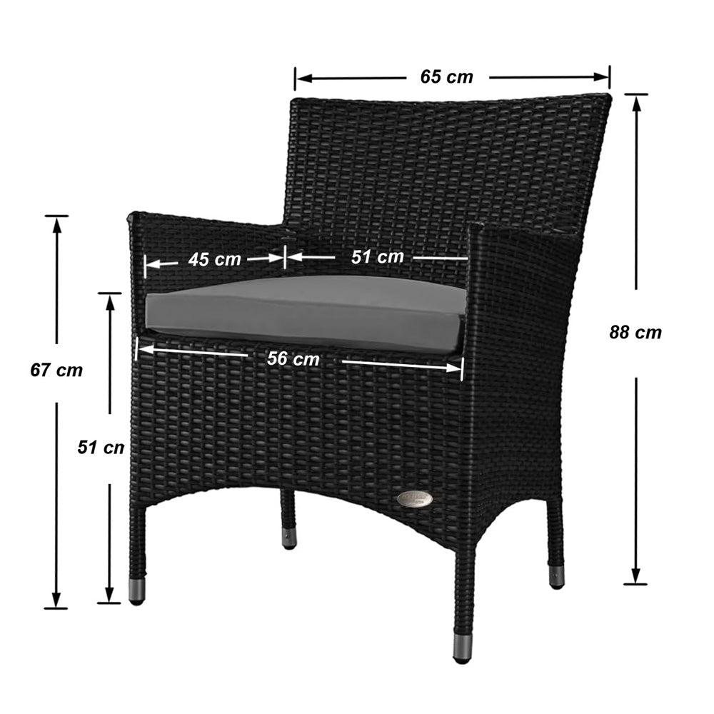 Schwarzer Rattanstuhl mit grauem Kissen, dargestellt mit Maßangaben zu Höhe, Breite und Sitzfläche.