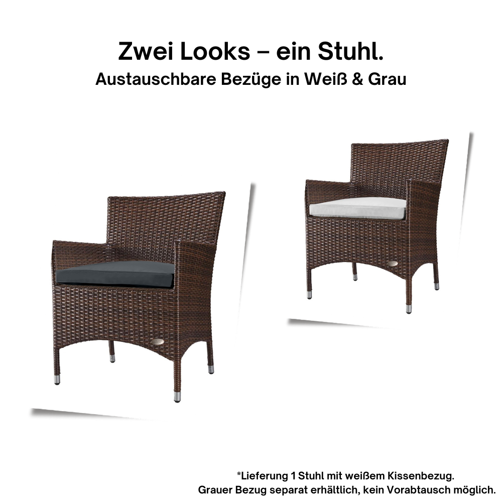 Zwei braune Rattanstühle mit wechselbaren Kissenbezügen in Grau und Weiß nebeneinander dargestellt.
