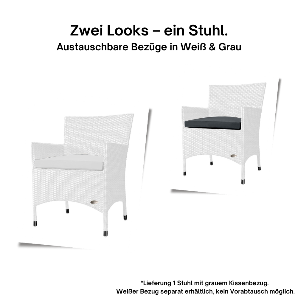Zwei weiße Rattanstühle mit wechselbaren Kissenbezügen in Grau und Weiß, stilvoll nebeneinander.