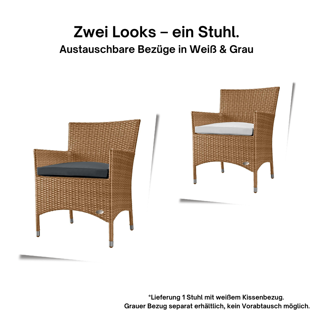 Zwei naturfarbene Rattanstühle mit austauschbaren Kissenbezügen in Grau und Weiß nebeneinander gezeigt.
