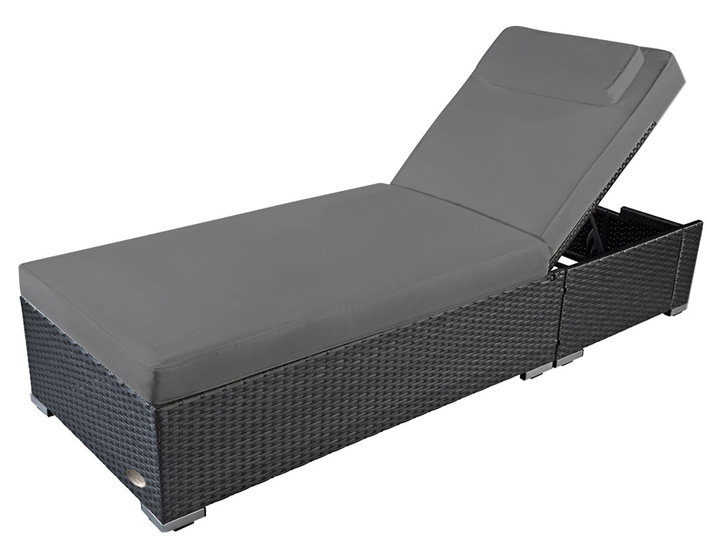 Verstellbare Polyrattan-Sonnenliege in Schwarz mit grauer Auflage und integriertem Seitentisch.