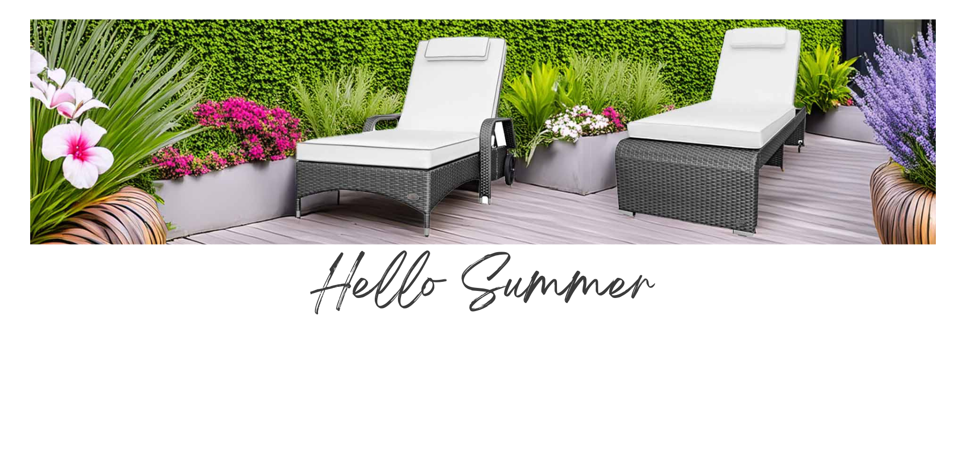 Zwei XXL Polyrattan-Sonnenliegen mit weißen Auflagen auf Terrasse mit Blumen und grünem Sichtschutz.