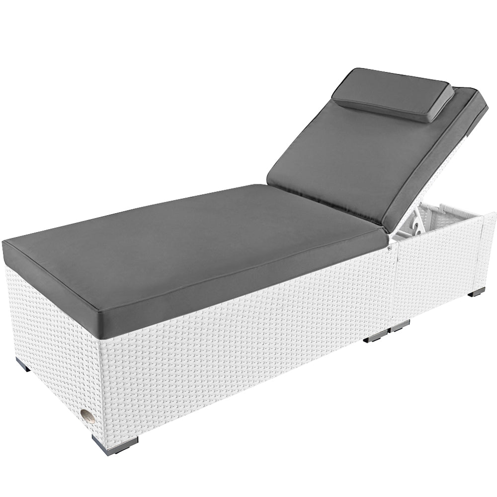 Verstellbare Gartenliege aus weißem Polyrattan mit grauer Polsterauflage und integriertem Stauraum.