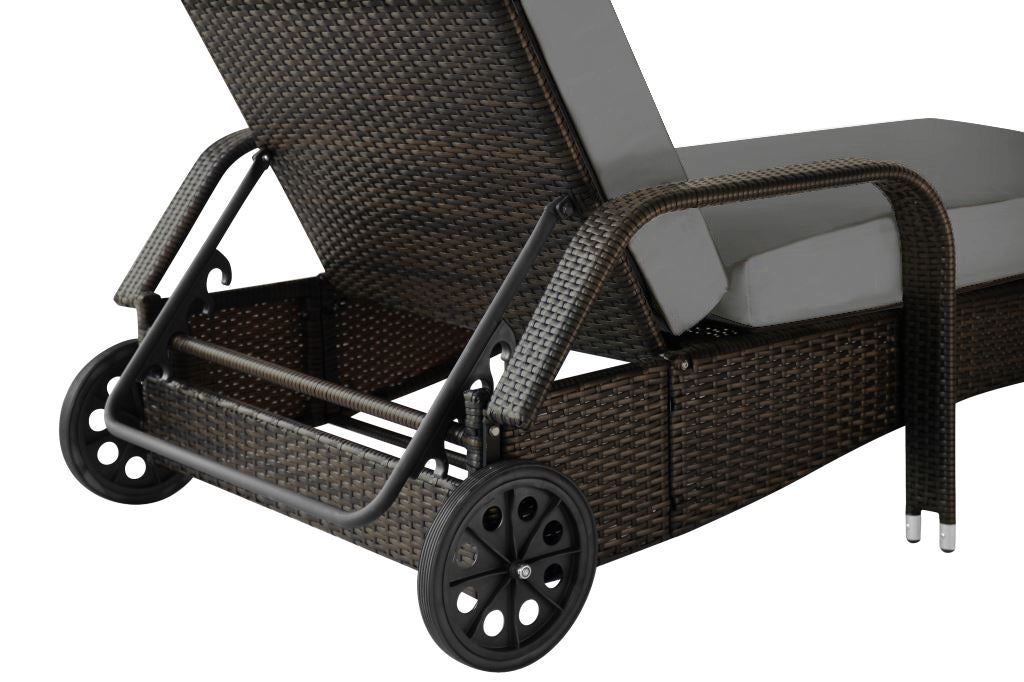 Detailansicht braune Sonnenliege mit Poly-Rattan Geflecht, Rückenlehnen-Verstellung, Rädern und Gestell. Braun / Grau
