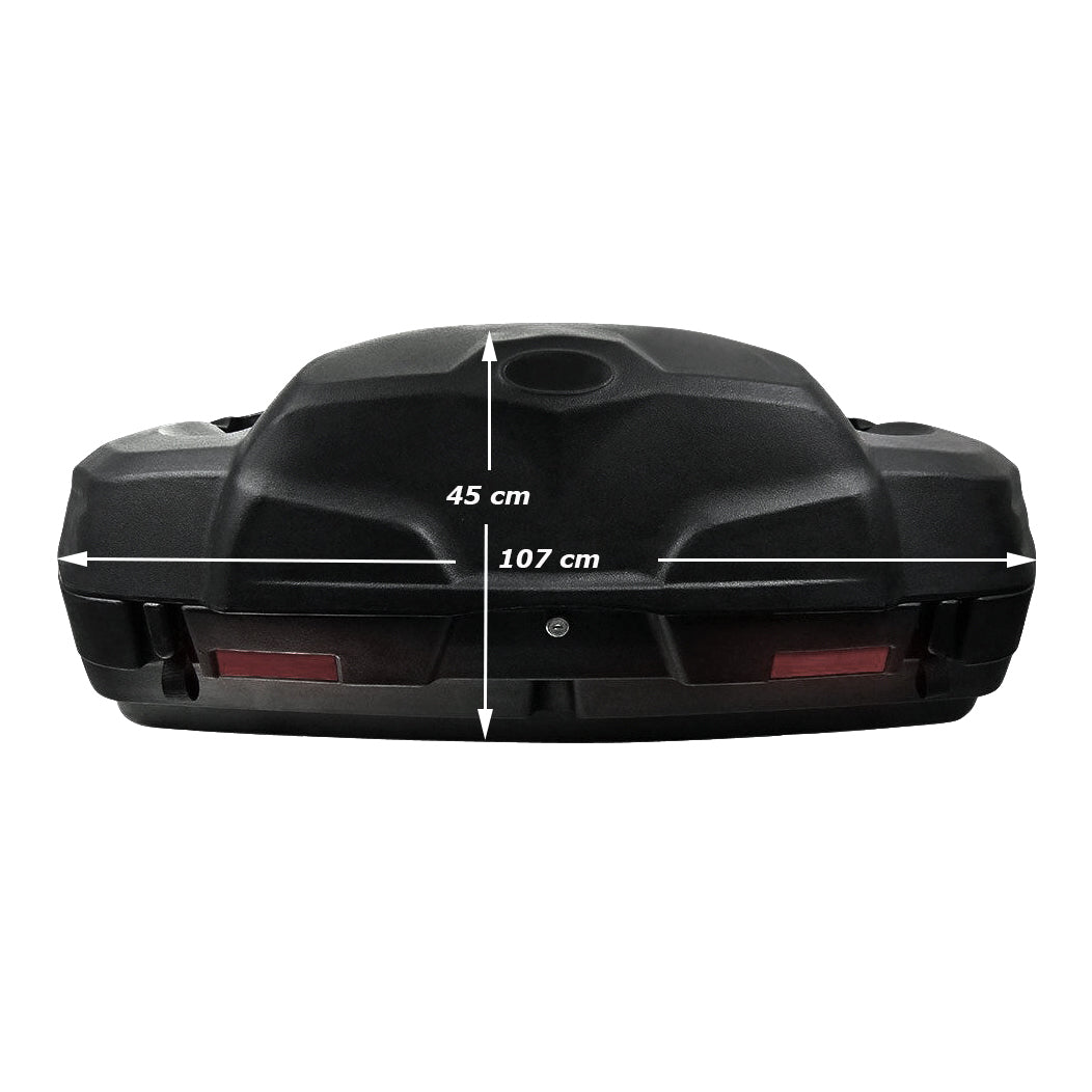 Schwarze ATV-Box mit Reflektoren, 45 cm hoch und 107 cm breit, Deckel mit Griff.
