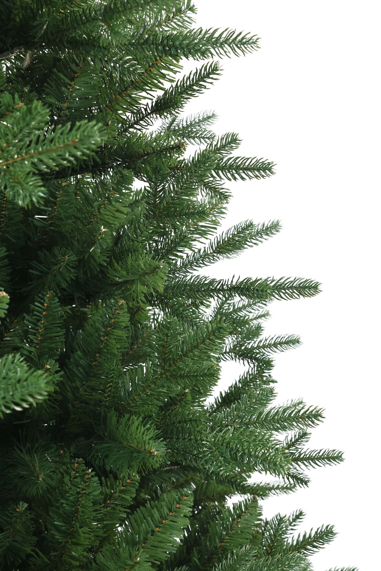 Detailansicht der grünen Tannenzweige eines künstlichen Weihnachtsbaums mit naturgetreuer Optik. 150 cm