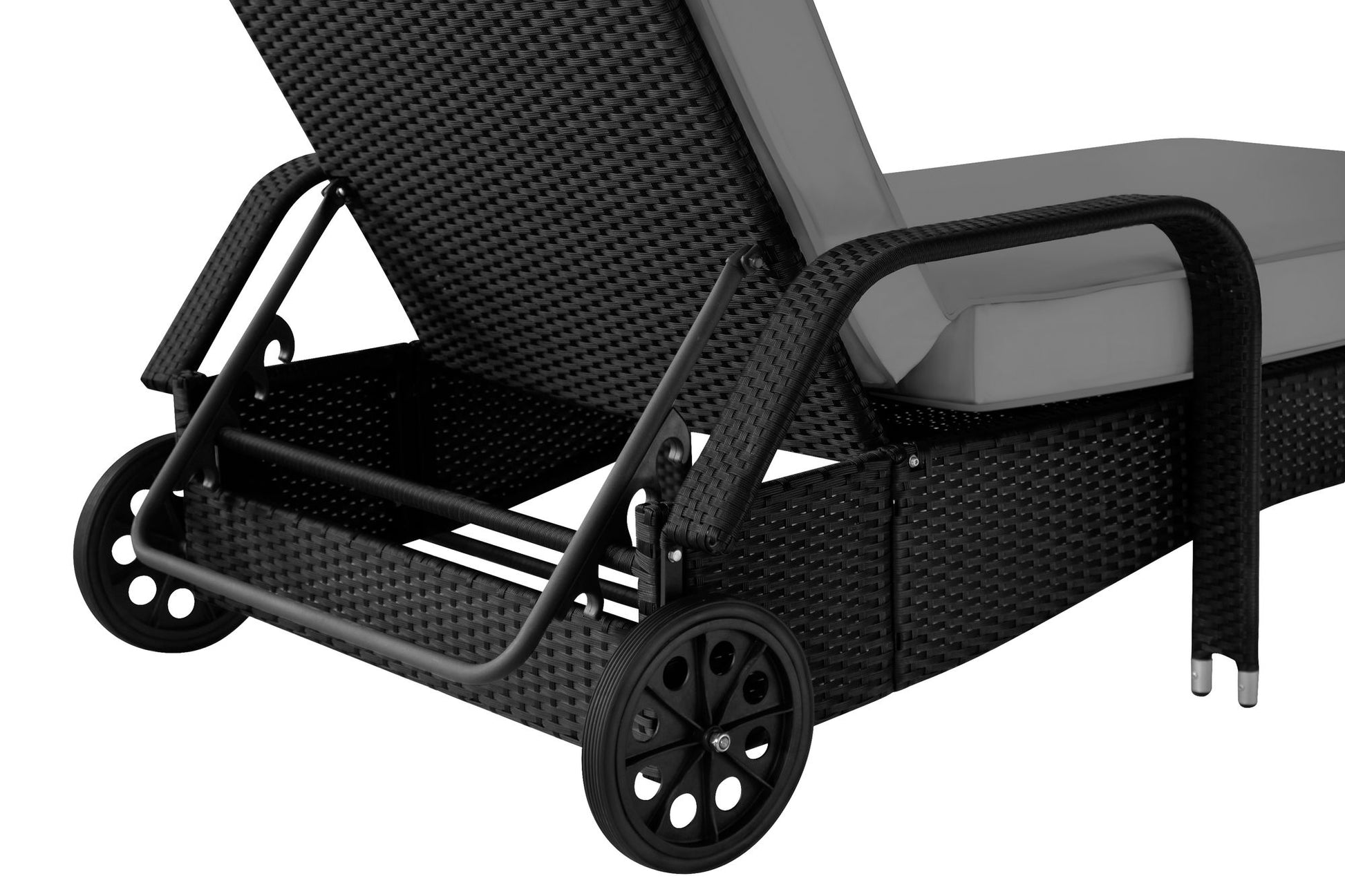 Detailansicht schwarze Sonnenliege mit Poly-Rattan Geflecht, Rückenlehnen-Verstellung, Rädern und Gestell. Schwarz / Grau