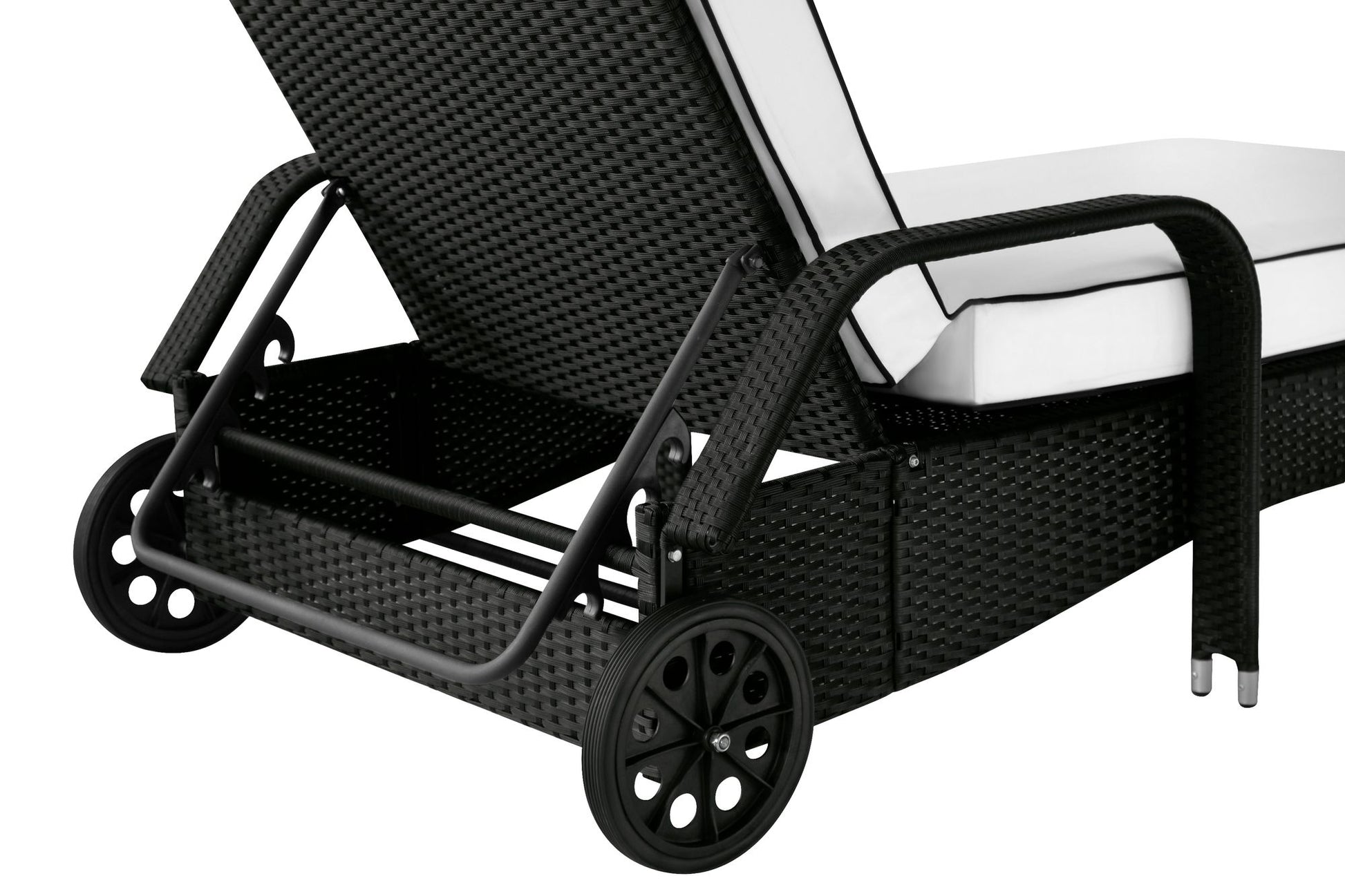 Detailansicht schwarze Sonnenliege mit Poly-Rattan Geflecht, Rückenlehnen-Verstellung, Rädern und Gestell.