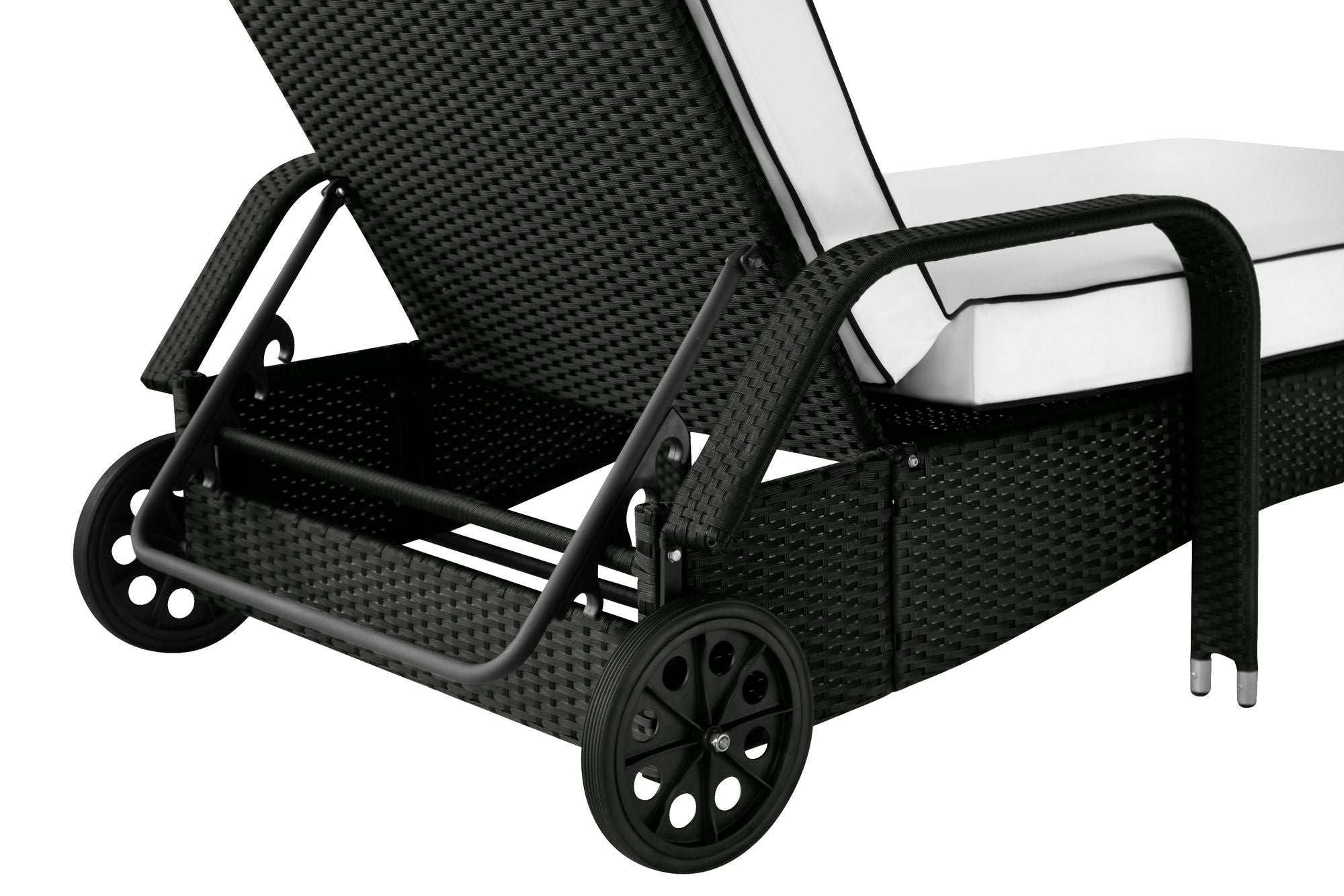 Detailansicht schwarze Sonnenliege mit Poly-Rattan Geflecht, Rückenlehnen-Verstellung, Rädern und Gestell.