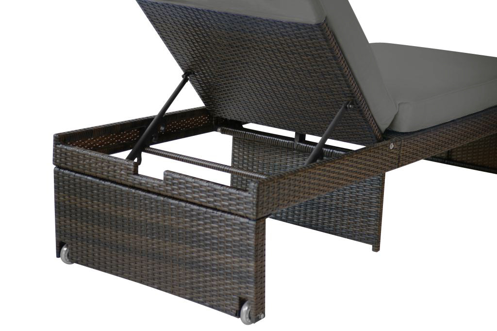 Braune Rattan-Liege mit verstellbarer Rückenlehne und Stauraum unter der Sitzfläche. Graue Auflage.