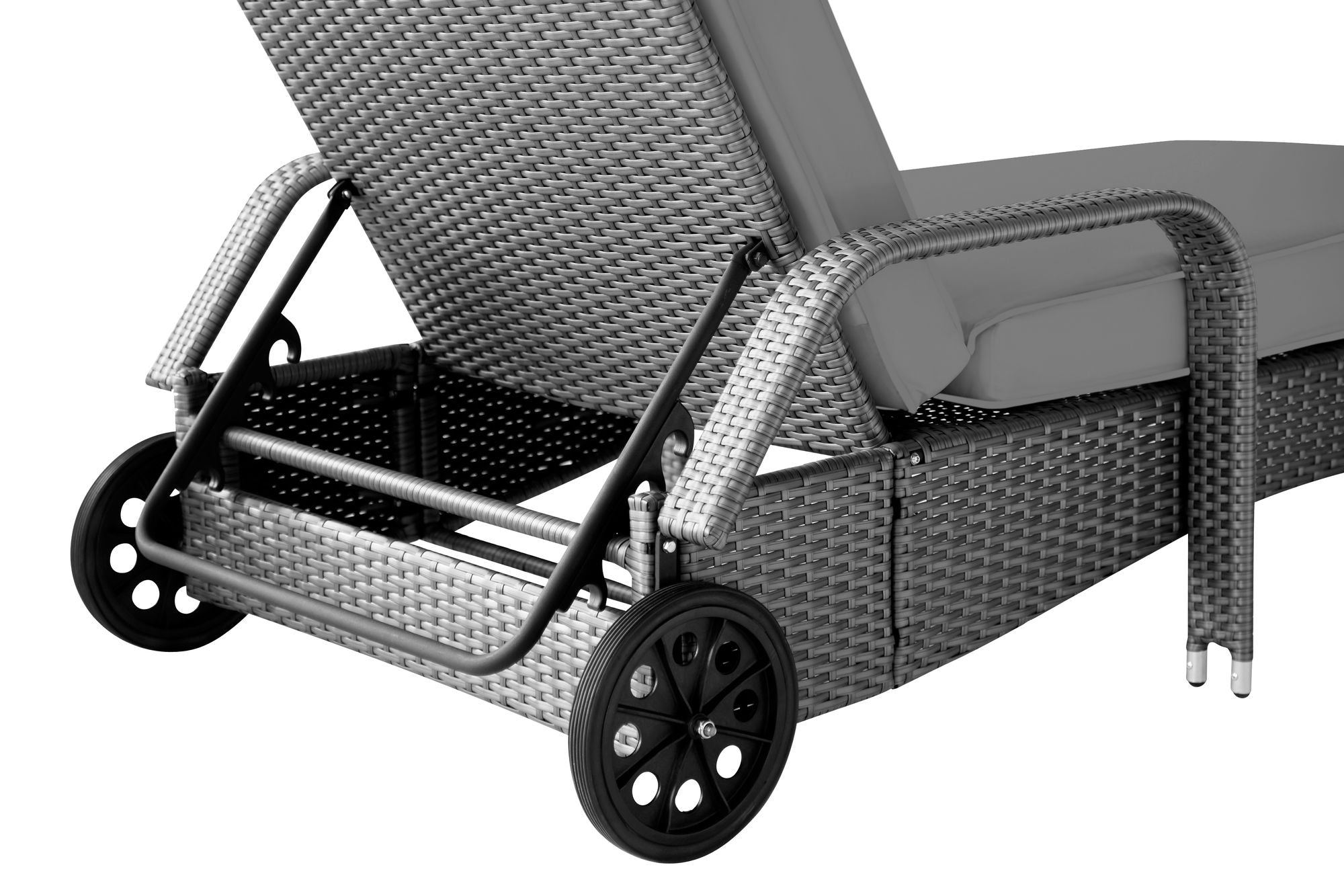 Detailansicht graue Sonnenliege mit Poly-Rattan Geflecht, Rückenlehnen-Verstellung, Rädern und Gestell. Grau / Silber