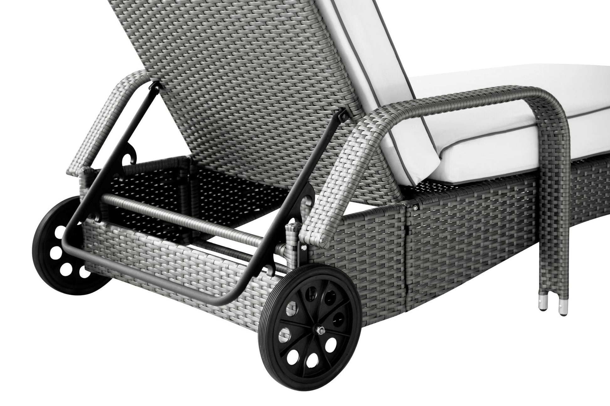 Detailansicht graue Sonnenliege mit Poly-Rattan Geflecht, Rückenlehnen-Verstellung, Rädern und Gestell.