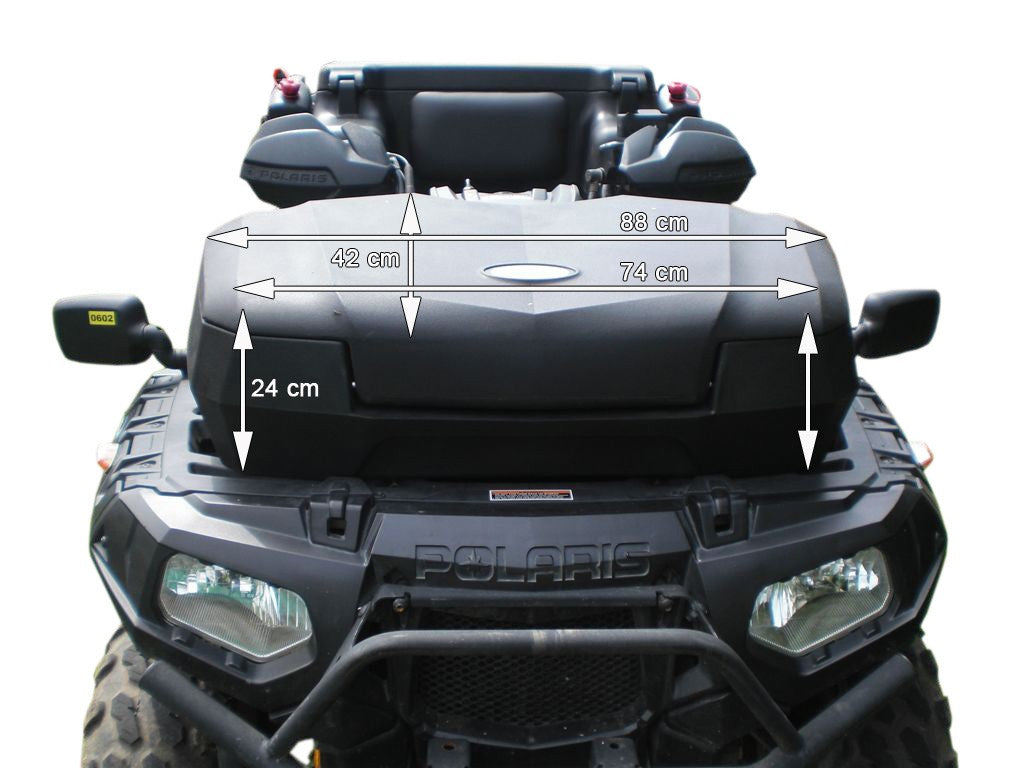 Frontansicht eines schwarzen ATVs mit montiertem Quad-Frontkoffer, Maße auf dem Koffer markiert.