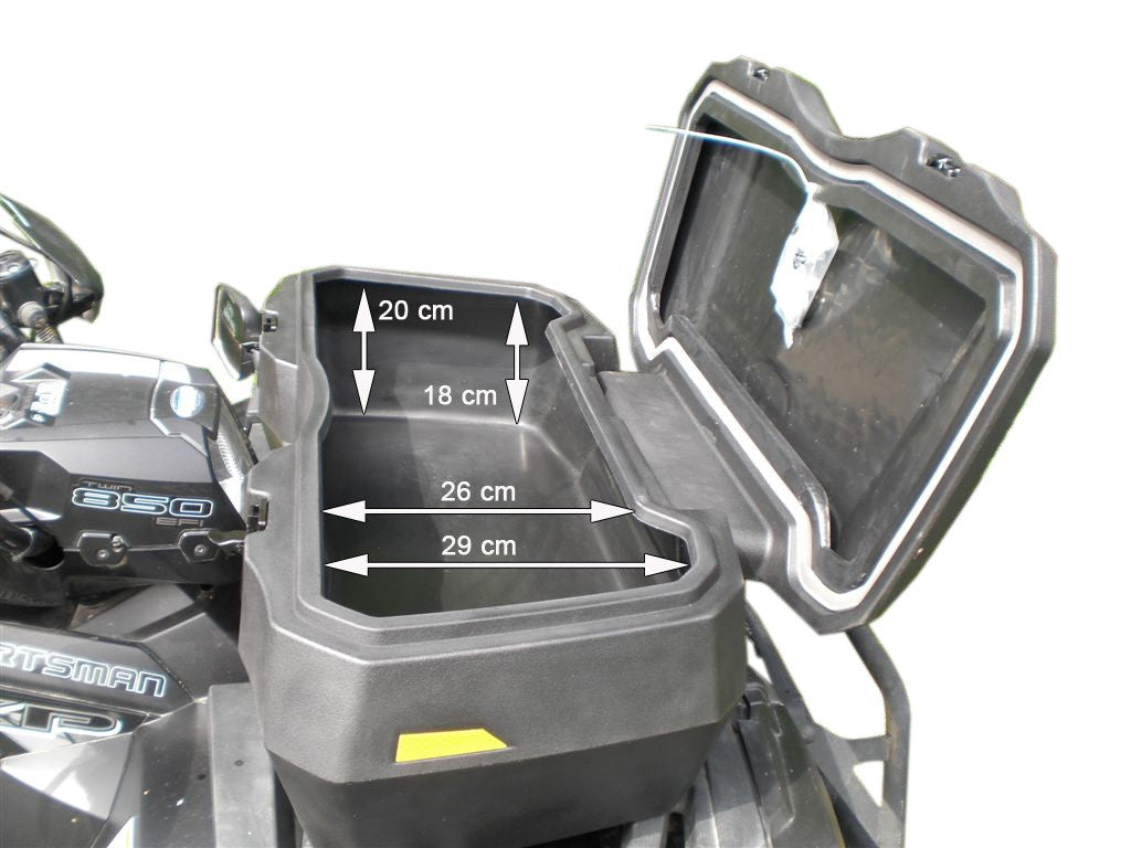 Geöffneter Frontkoffer eines ATVs mit Maßen der Innenfläche (20 cm Höhe, 26–29 cm Breite, 18 cm Tiefe). 