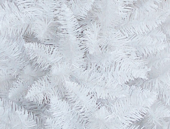 Nahaufname der Tannennadeln eines weißen kuenstlichen Weihnachtsbaumes. 210 cm