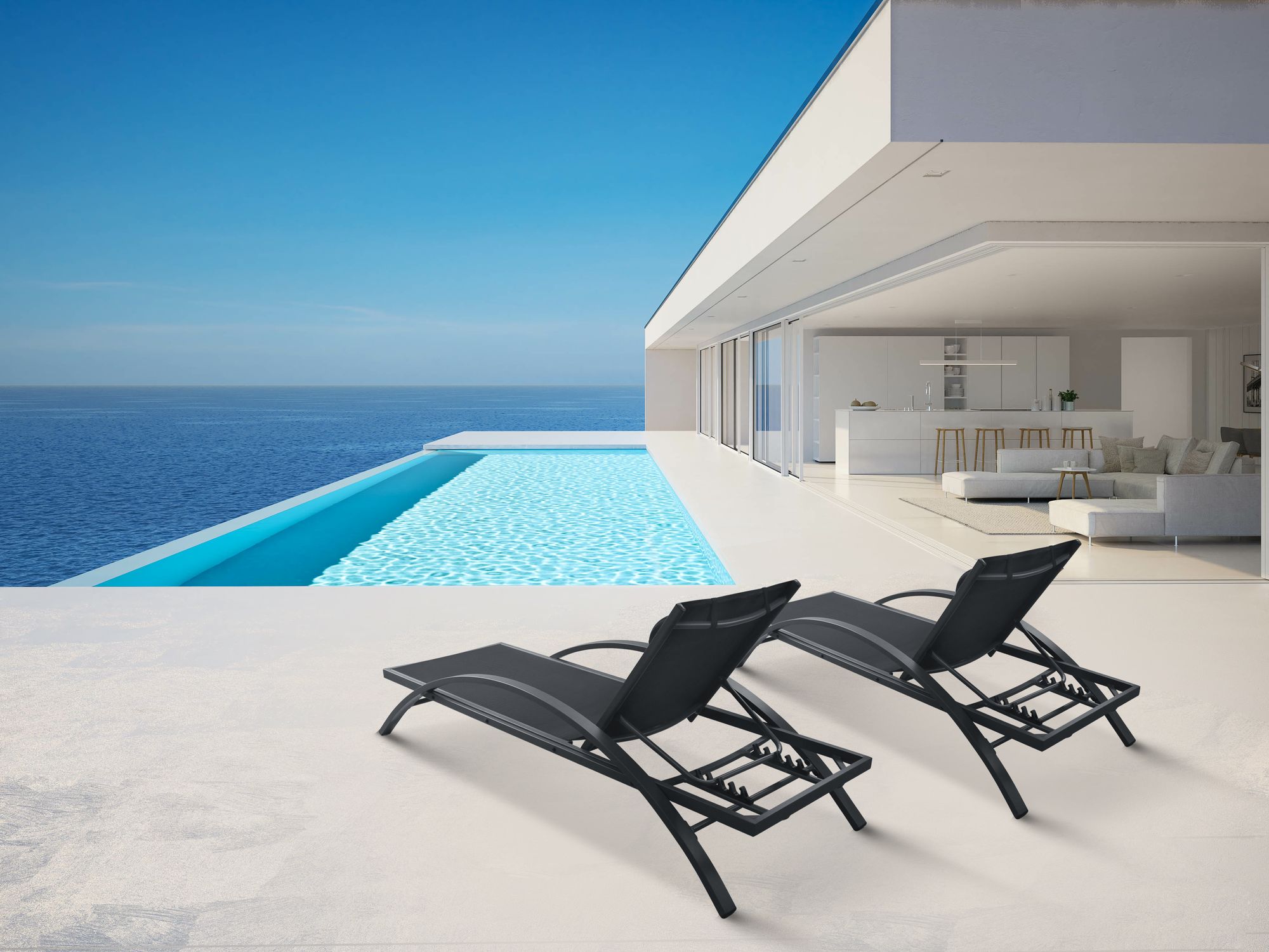 Zwei schwarze Sonnenliegen vor Infinity-Pool mit Meerblick und moderner Villa im Hintergrund.