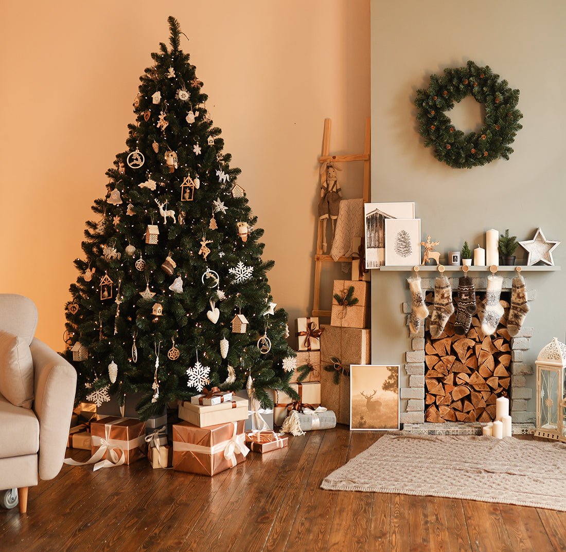 Geschmueckter Weihnachtsbaum mit Geschenken Kamin und Deko in gemuetlichem Wohnzimmer. 195 cm