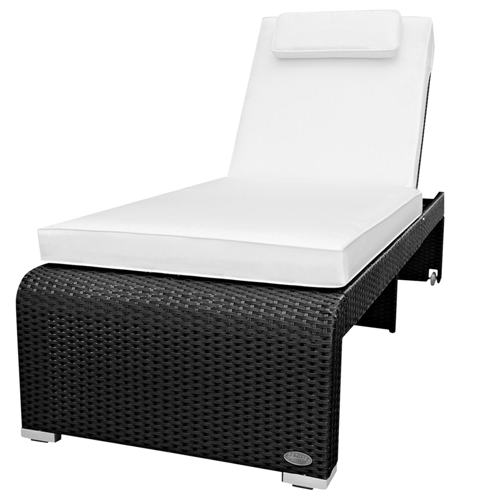 Schwarze Poly-Rattan Sonnenliege mit weißer Polsterauflage und verstellbarer Rückenlehne.