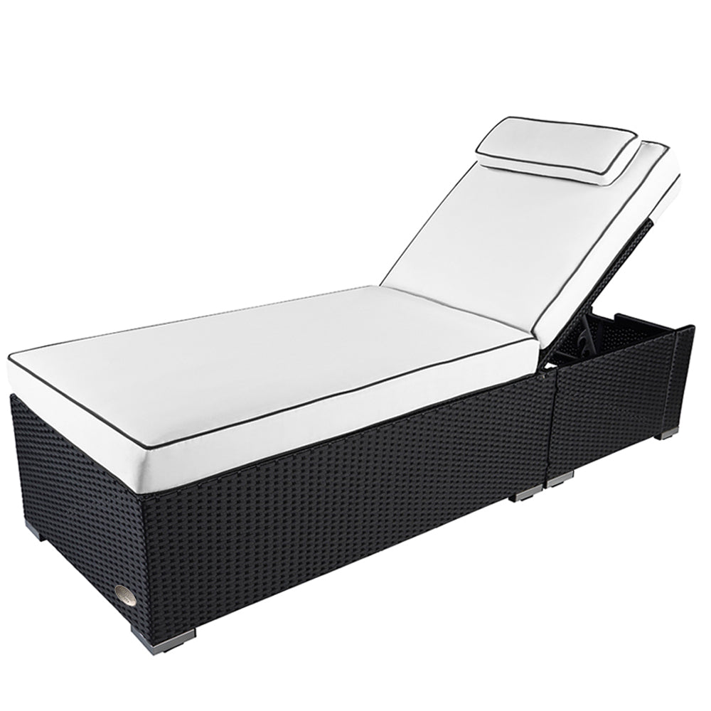 Sonnenliege aus schwarzem Poly-Rattan mit weißer Auflage und verstellbarer Rückenlehne.