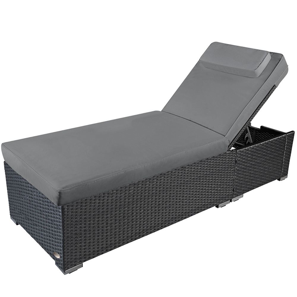 Sonnenliege aus grauem Poly-Rattan mit grauer Auflage und verstellbarer Rückenlehne. Grau / Grau.
