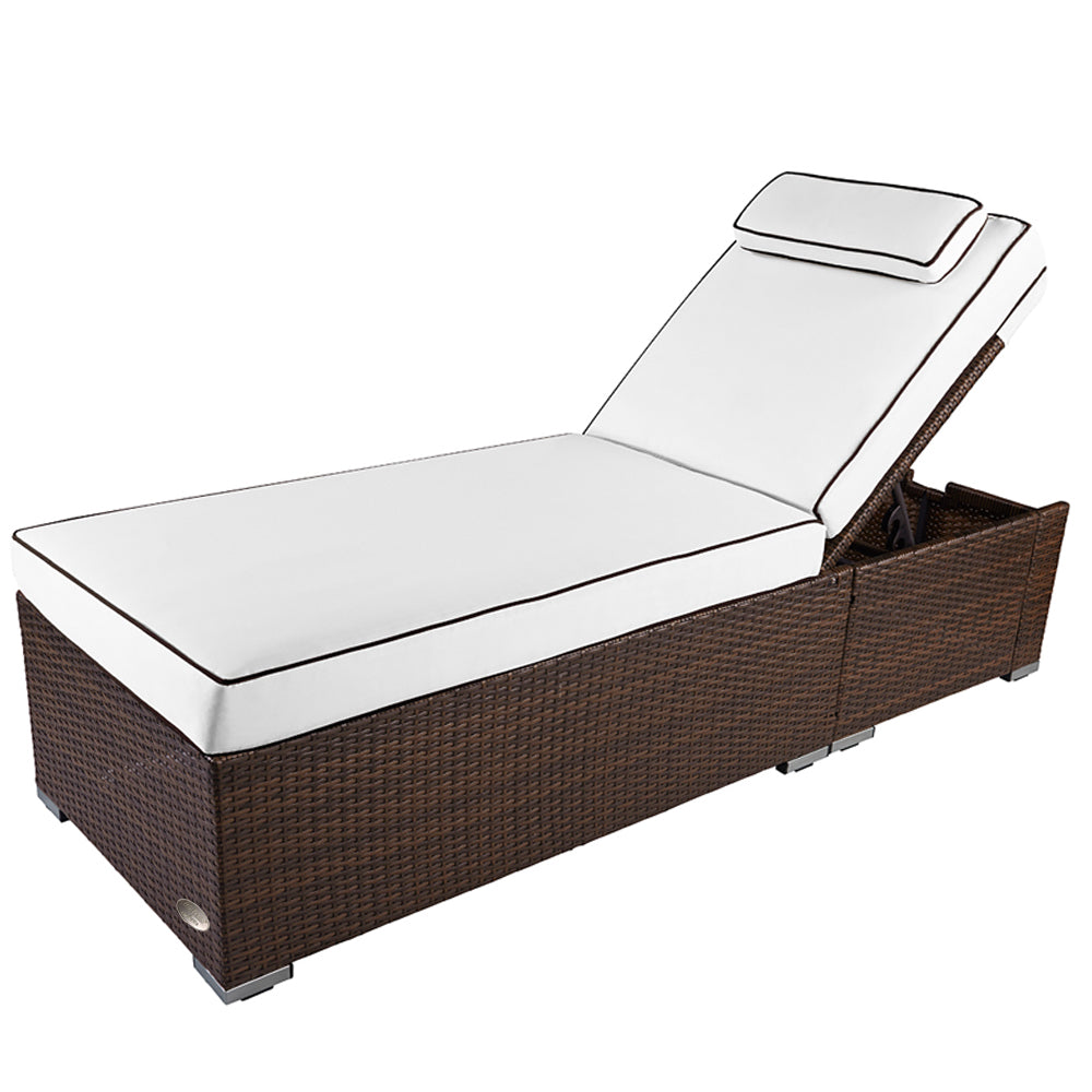 Sonnenliege aus braunem Poly-Rattan mit weißer Auflage und verstellbarer Rückenlehne.