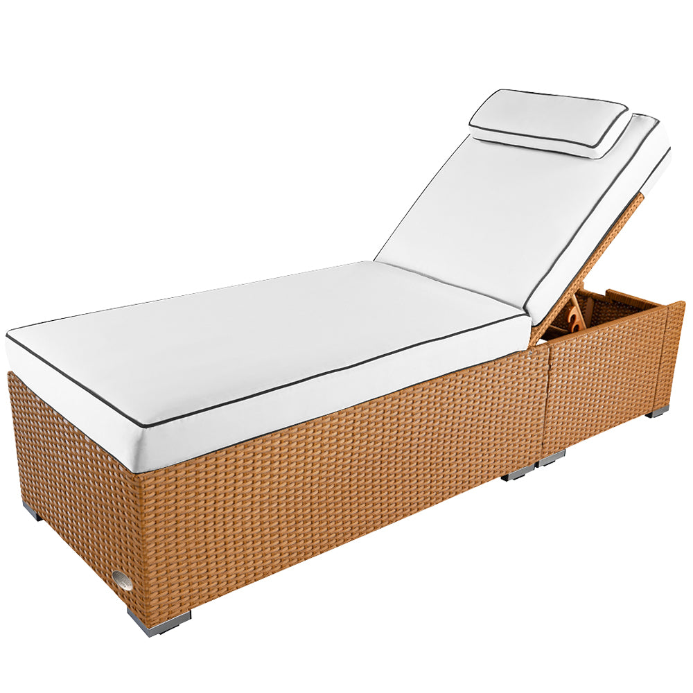 Sonnenliege aus naturfarbenen Poly-Rattan mit weißer Auflage und verstellbarer Rückenlehne.