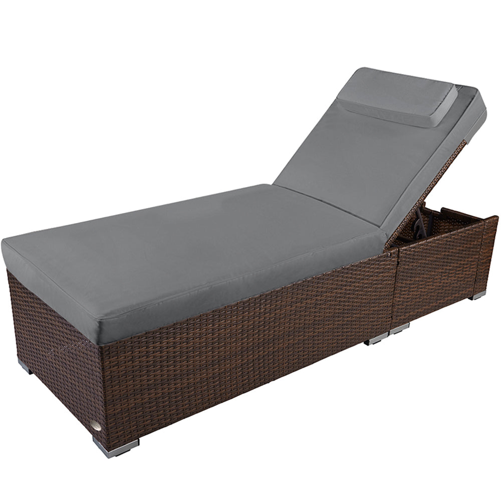 Sonnenliege aus braunem Poly-Rattan mit grauer Auflage und verstellbarer Rückenlehne. Braun / Grau.