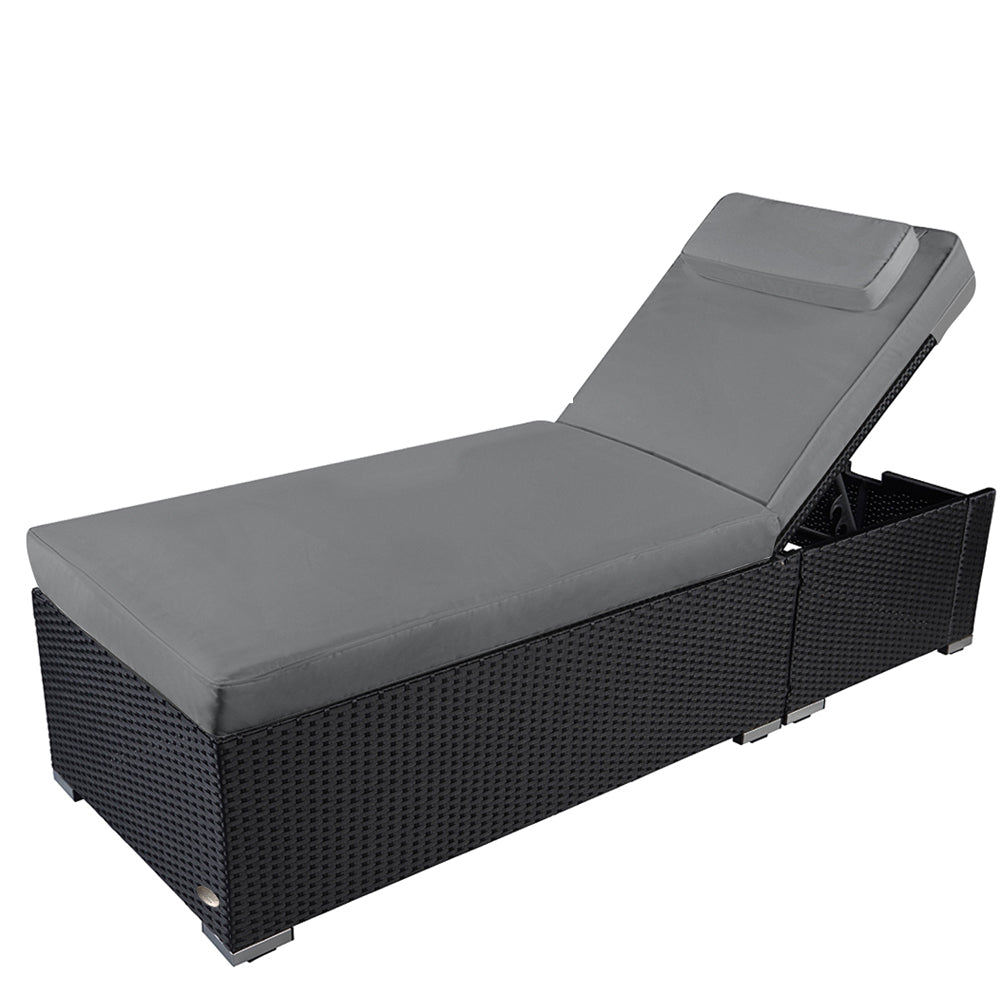 Sonnenliege aus schwarzem Poly-Rattan mit grauer Auflage und verstellbarer Rückenlehne.