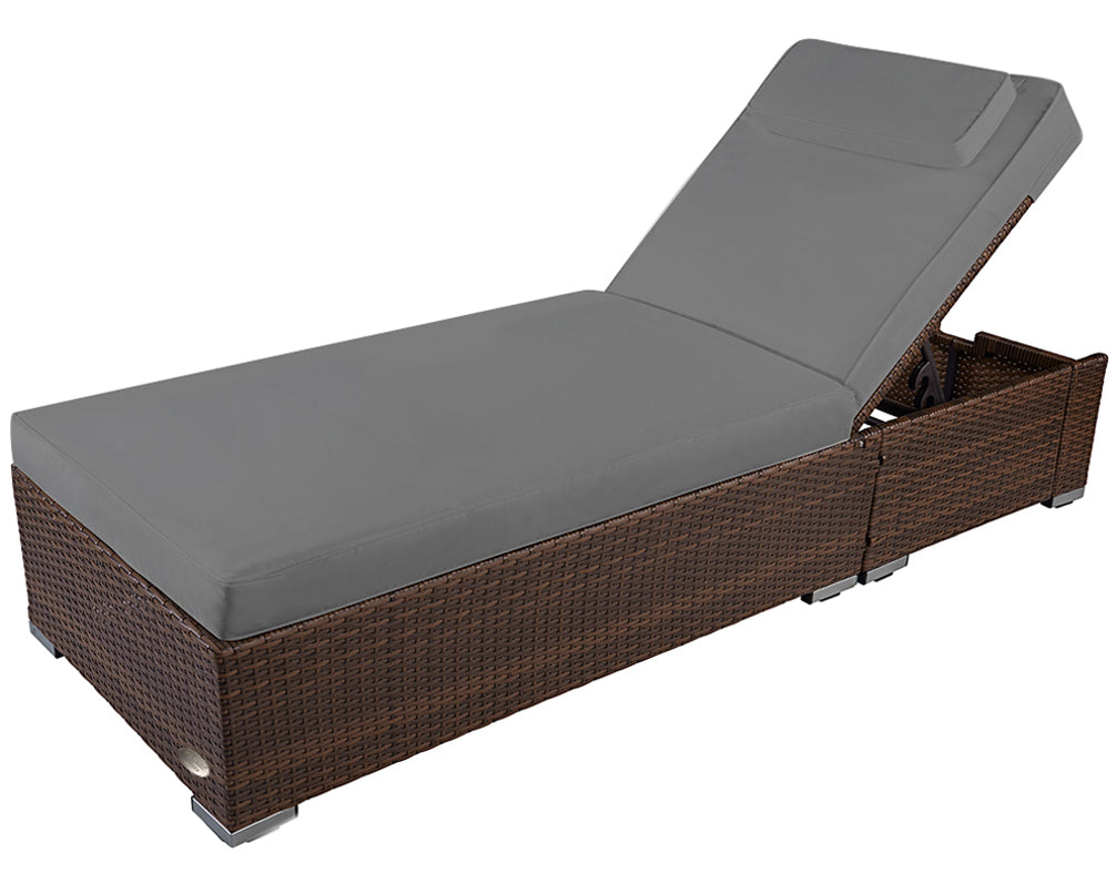 Braune Rattan-Sonnenliege mit grauer Auflage und verstellbarer Rückenlehne.