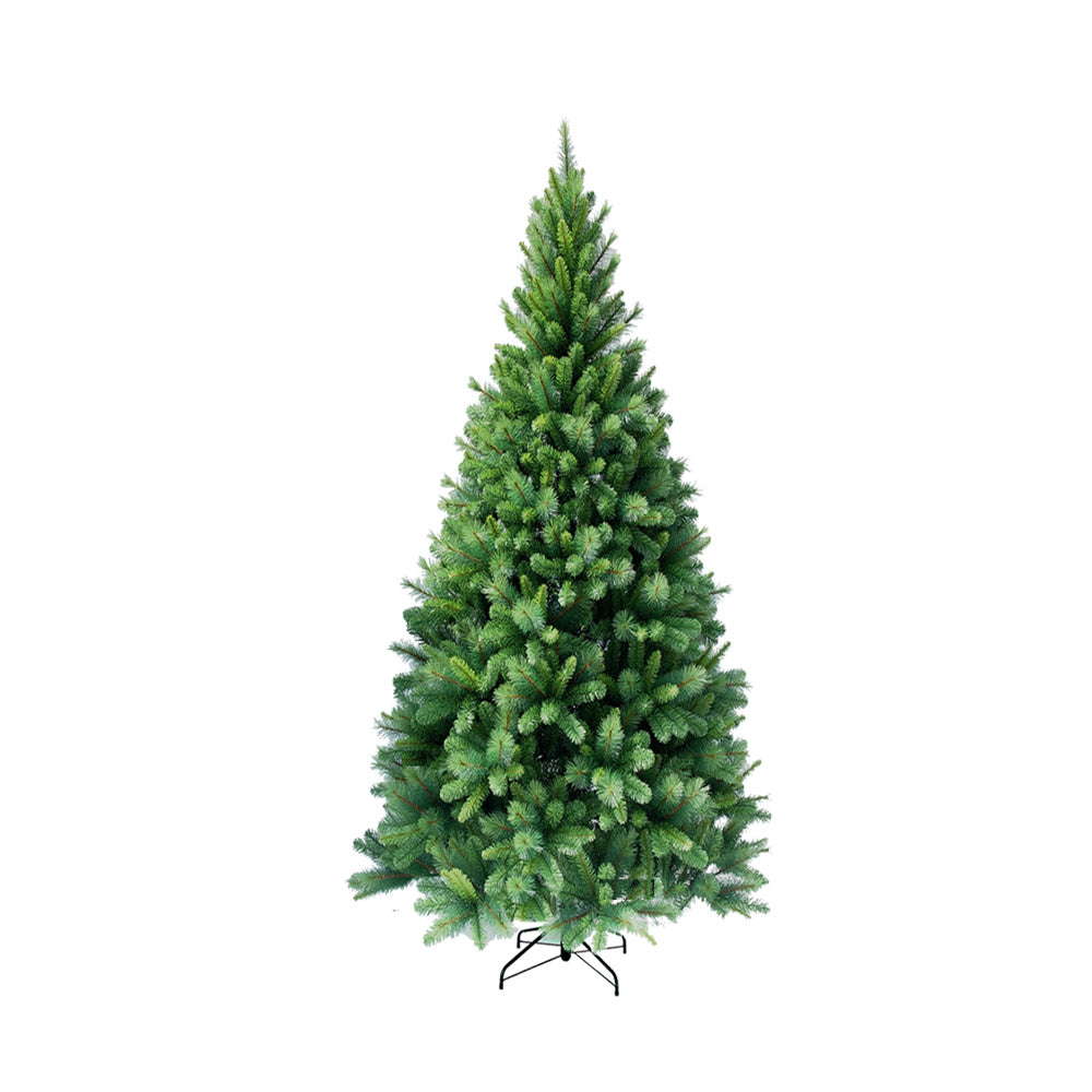 Kuenstlicher schmaler Weihnachtsbaum mit dichter Nadelstruktur, gruen, mit Metallstaender aufgestellt. 210 cm