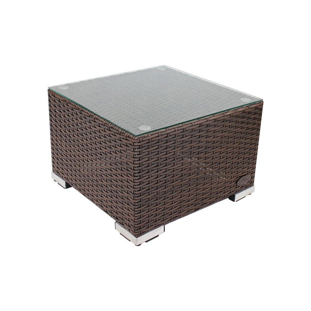Brauner Rattan-Beistelltisch mit Glasplatte und silberfarbenen Füßen, freigestellt vor weißem Hintergrund.