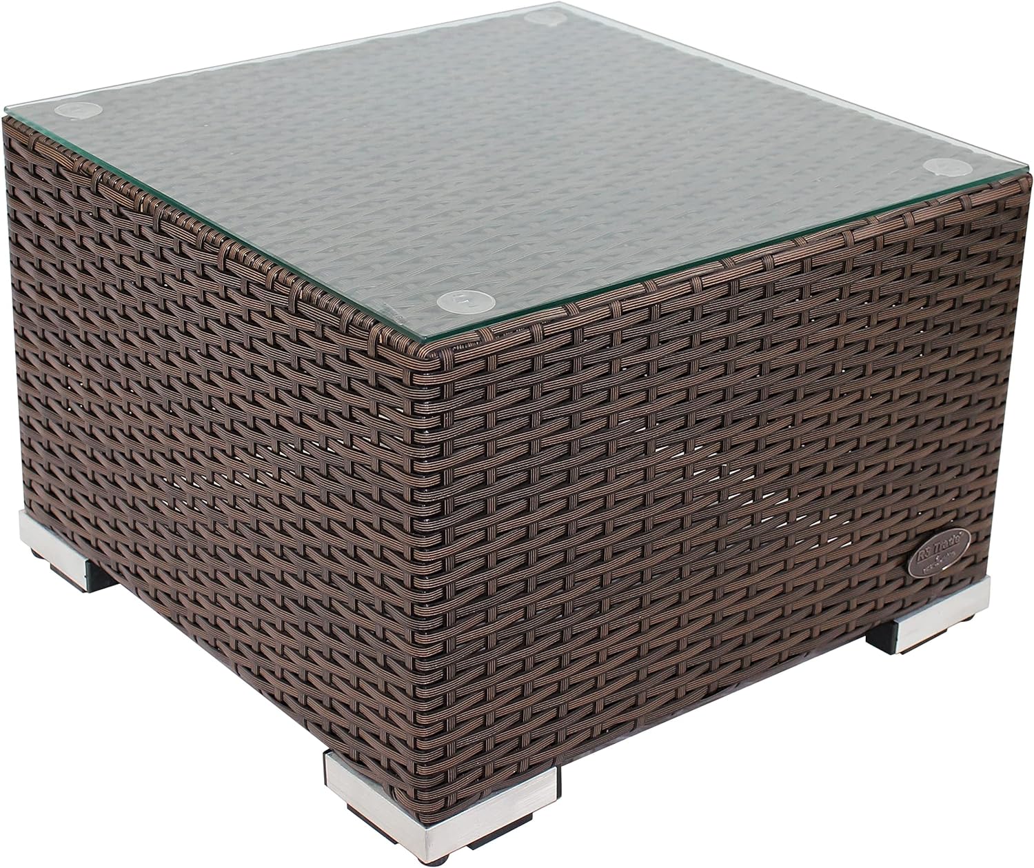 Brauner Rattan-Beistelltisch mit Glasplatte und silberfarbenen Füßen, freigestellt vor weißem Hintergrund.