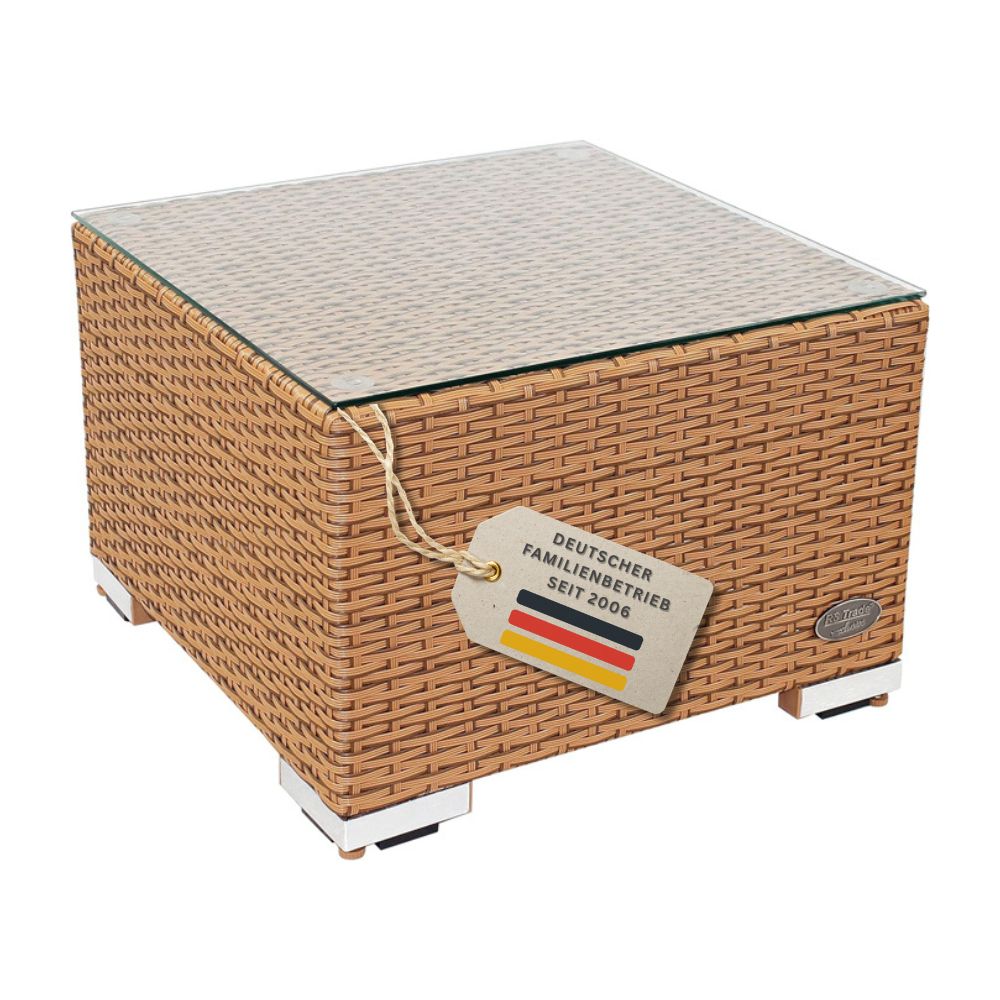 Freigestellter quadratischer Beistelltisch aus naturfarbenem Polyrattan mit Glasplatte und Metallfüßen auf weißem Hintergrund.