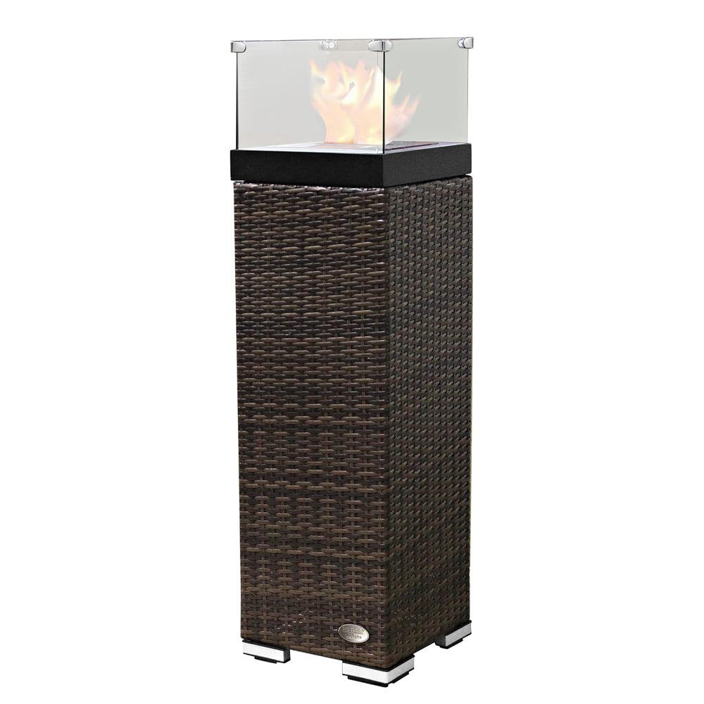 Braune Feuersäule mit Glasaufsatz, Flamme sichtbar, modernes Rattandesign für außen.