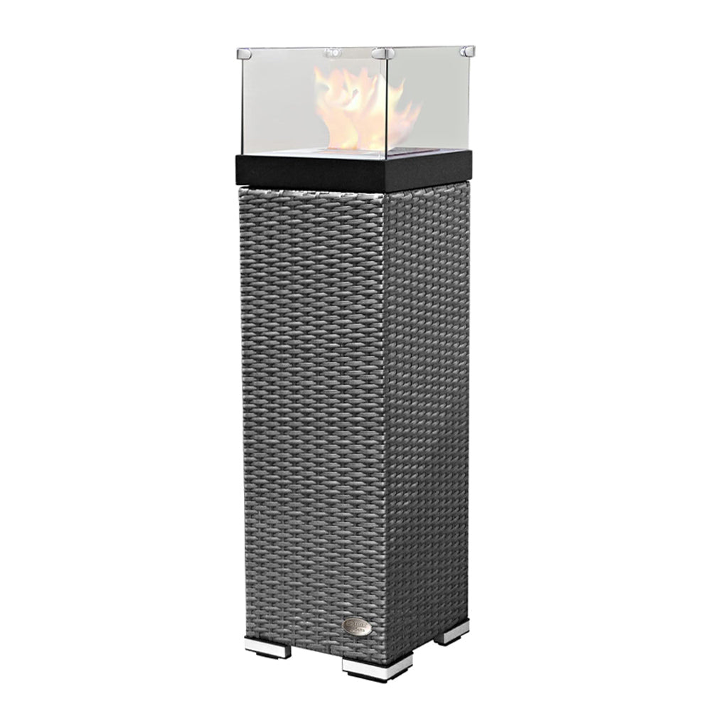 Graue Feuersäule mit Glasaufsatz, sichtbare Flamme, modernes Rattangeflecht-Design.