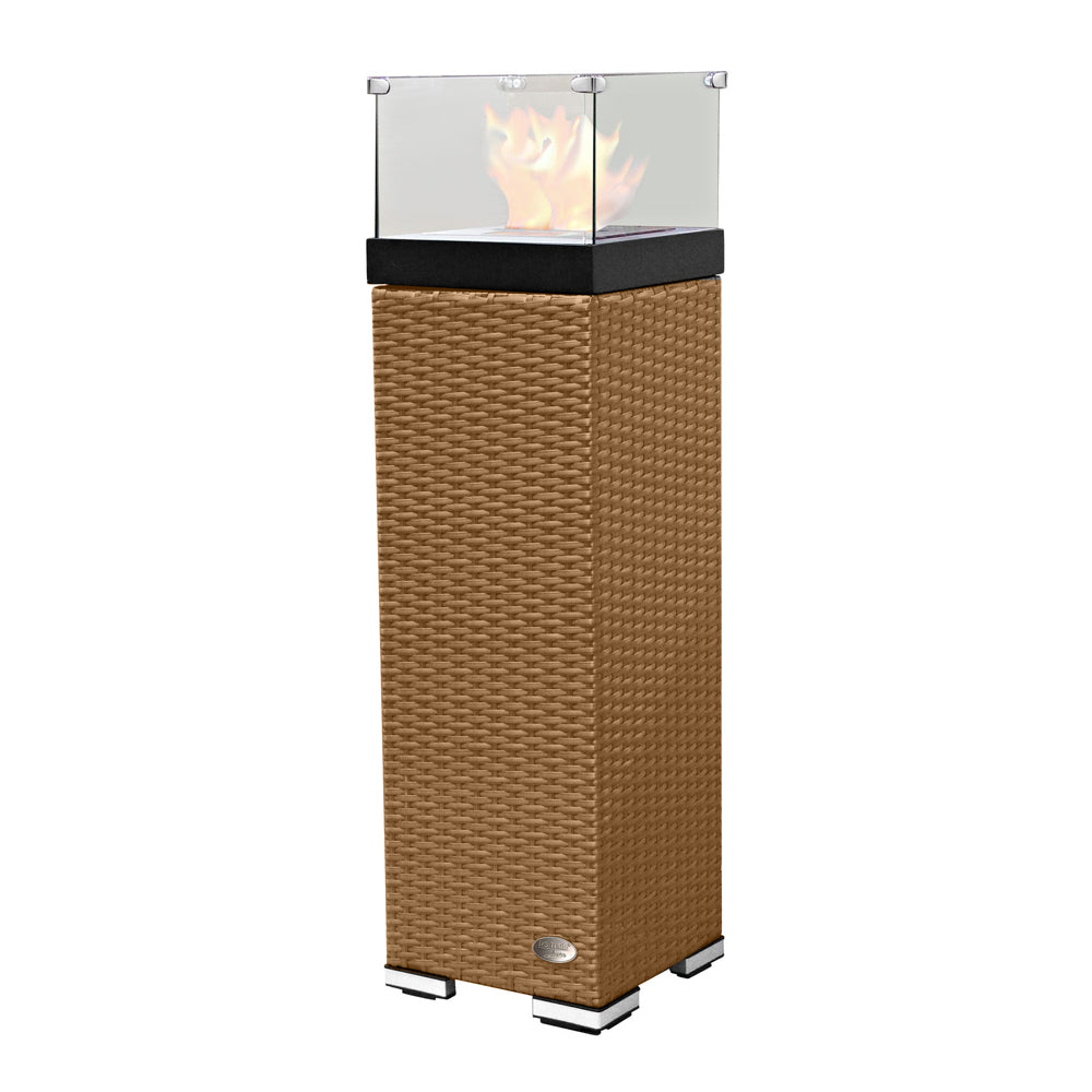 Naturfarbene Feuersäule aus Rattan mit Glasaufsatz und sichtbarer Flamme.