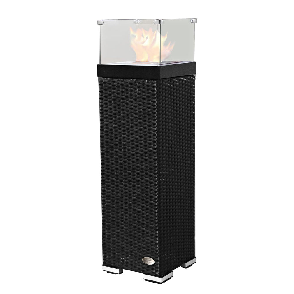 Schwarze Feuersäule mit Glasaufsatz und sichtbarer Flamme, modernes Rattan-Design.