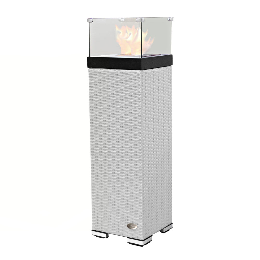 Weiße Feuersäule mit Glasaufsatz und Flamme, modernes Rattangeflecht in heller Optik.