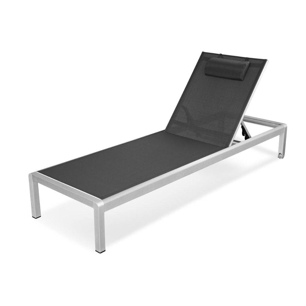 Aluminium Sonnenliege in Schwarz mit grauer Textilbespannung, verstellbarer Rückenlehne und Nackenkissen freigestellt