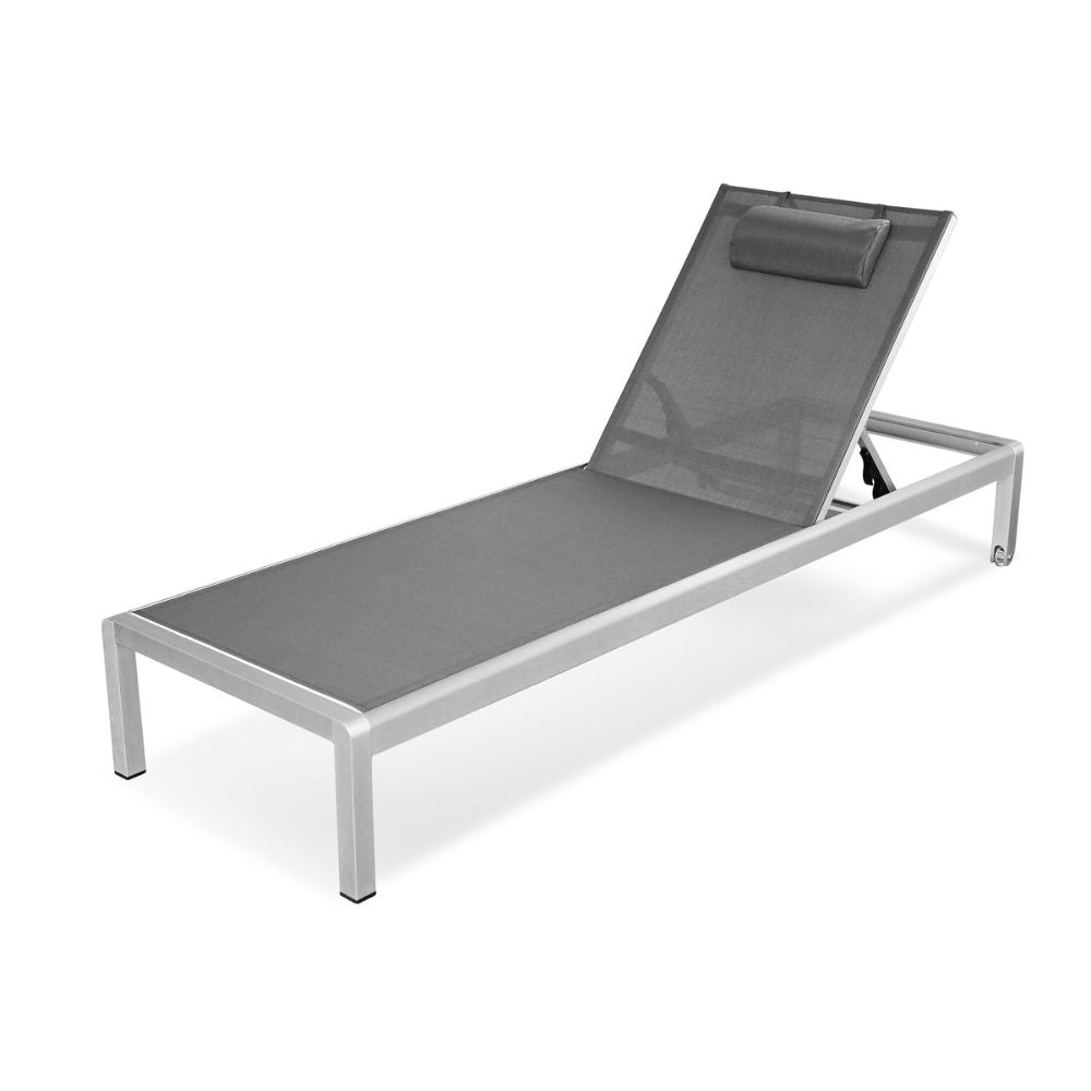 Aluminium Sonnenliege in Grau mit Textilbespannung und verstellbarer Rückenlehne freigestellt auf weißem Hintergrund