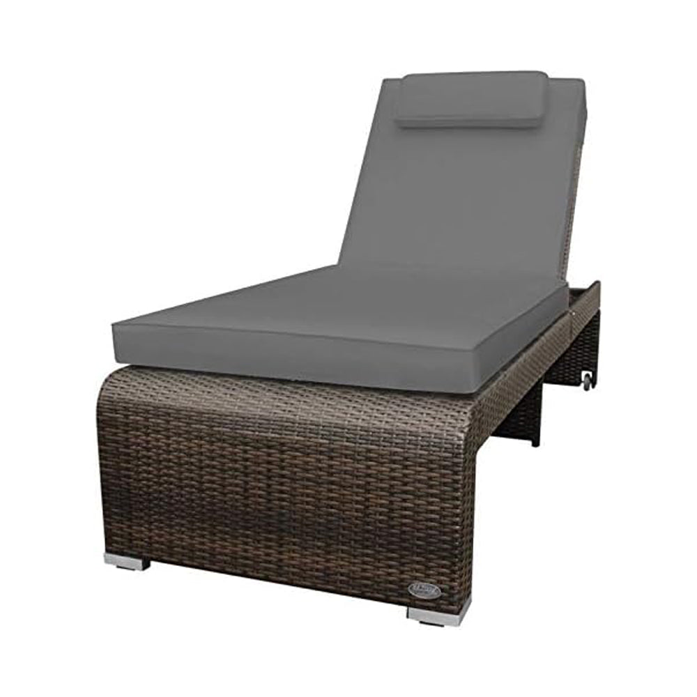 Polyrattan Sonnenliege in Braun mit grauer Auflage und verstellbarer Rückenlehne freigestellt auf weißem Hintergrund