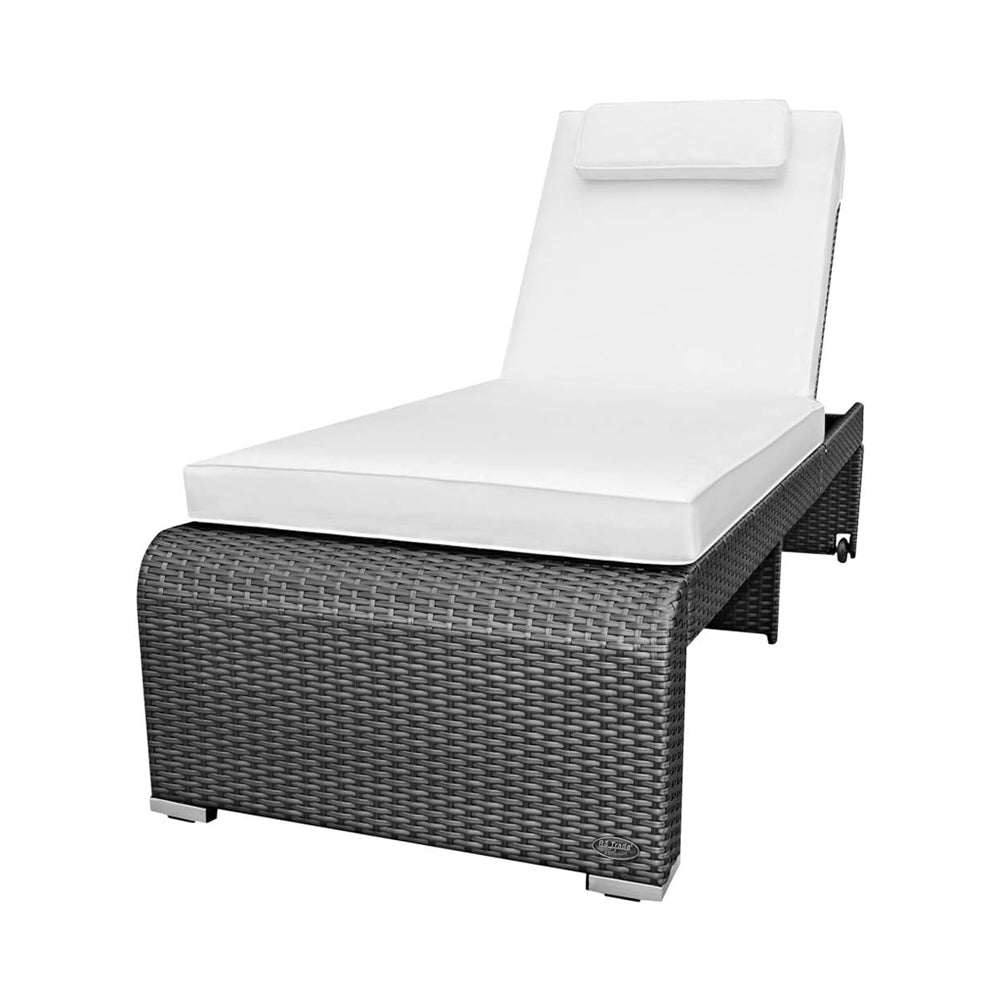Polyrattan Sonnenliege in Grau mit heller Auflage und verstellbarer Rückenlehne freigestellt auf weißem Hintergrund