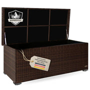 Geöffnete braune Polyrattan-Gartenbox mit Deckel und wasserdichter Innenverkleidung für die geschützte Aufbewahrung von Gartenauflagen, Kissen und Gartenzubehör.