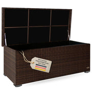 Braune Auflagenbox Sienna aus Polyrattan mit geöffnetem Deckel, schwarzem Innenraum und Gasdruckfedern.