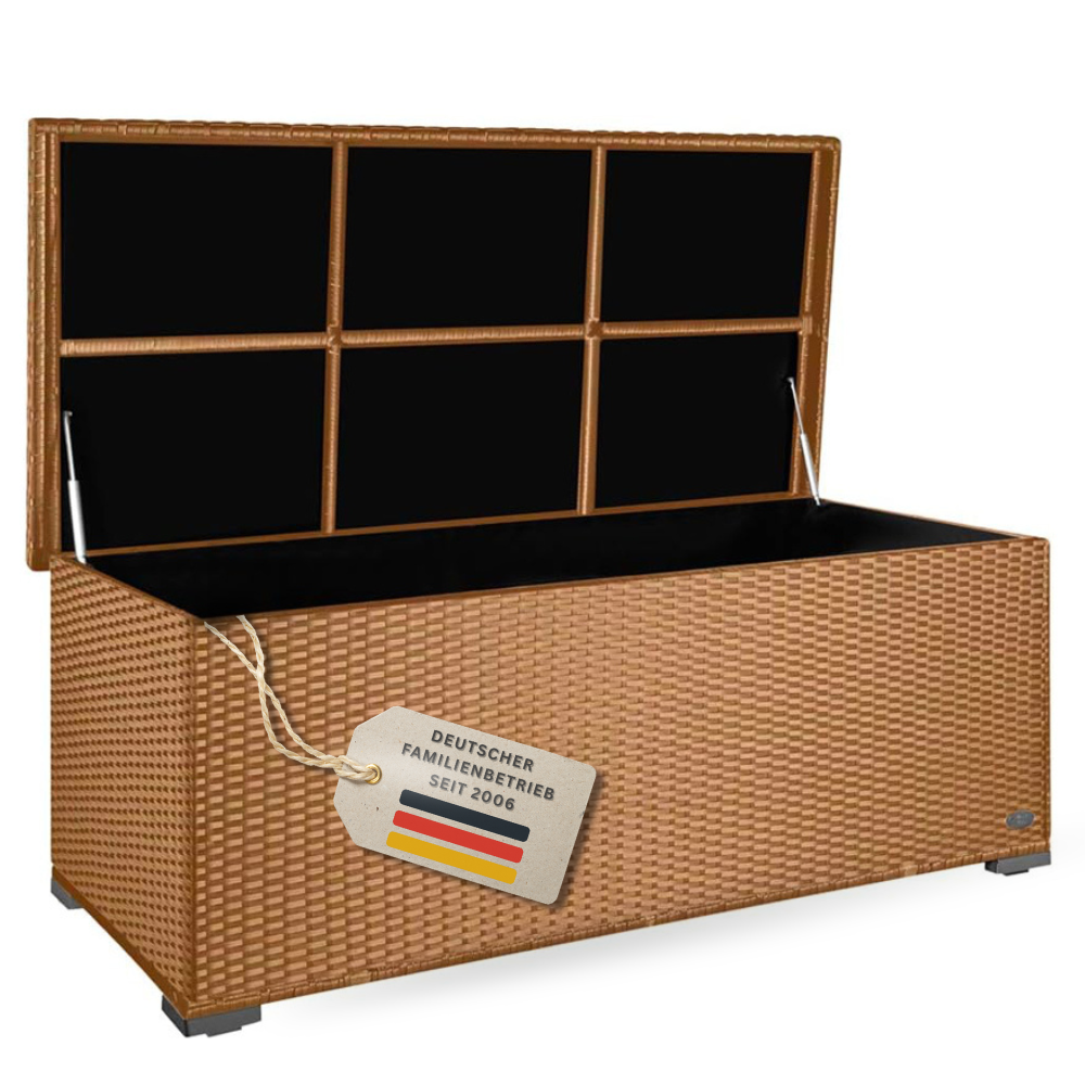 Naturfarbene Auflagenbox Sienna aus Polyrattan mit geöffnetem Deckel, schwarzem Innenraum und Gasdruckfedern.